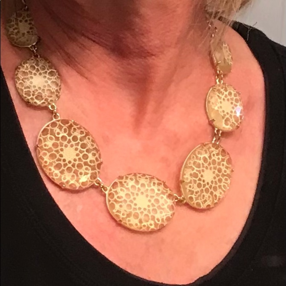 Gold filigree costume necklace - Picture 3 of 3